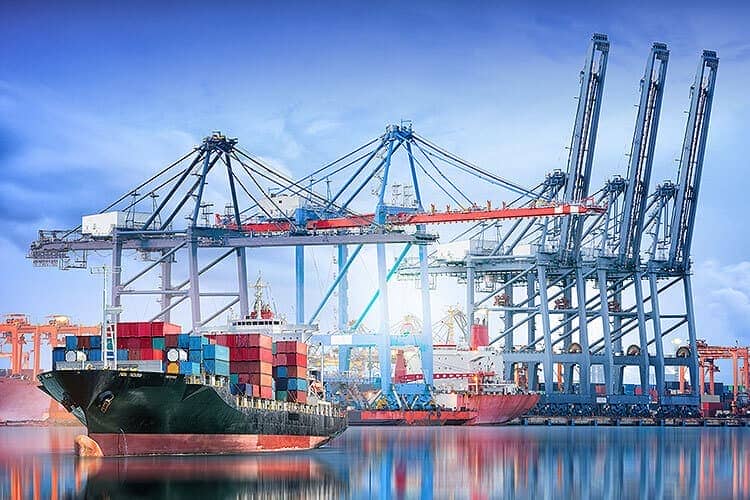 Industriehafen mit Containerschiffen